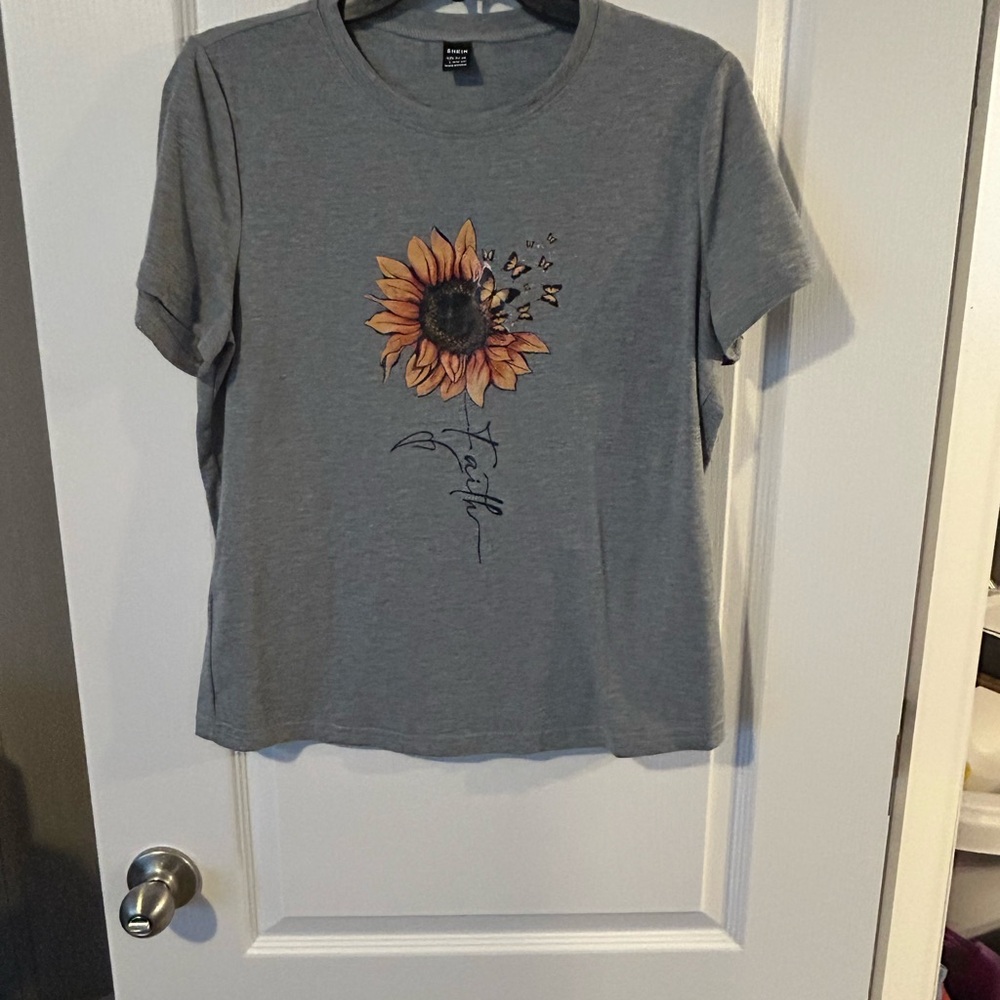 Fitted Gray Short Sleeve T-Shirt with Sunflower Graphic